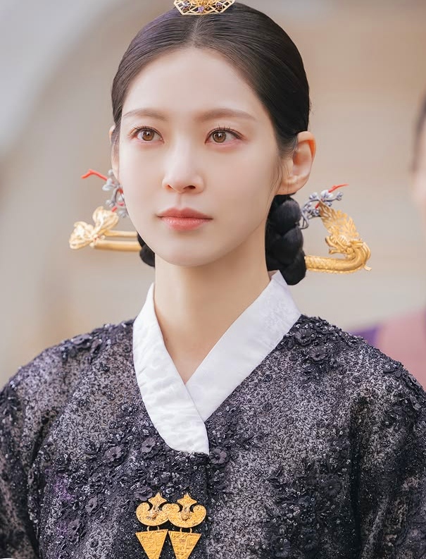 Gong Seung-yeon as Yun I Rang
